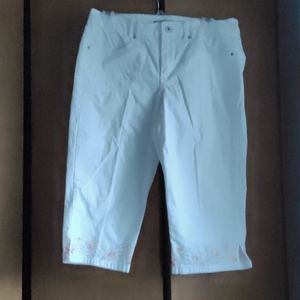 ✨ Gloria Vanderbilt women's size 10p white Capri